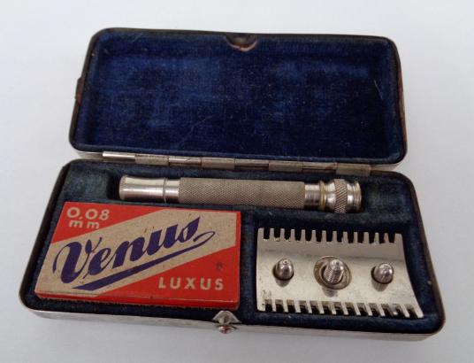 German WW2 era razor in metal case
