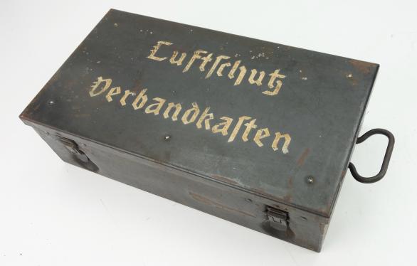 Luftschutz Verbandkasten (vehicle medical case)