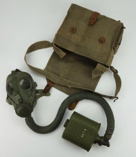 Dutch pre WW2 Gasmask in Gasmask Pouch