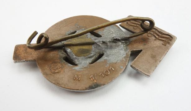 Hitler-Jugend metal Leistungs Rune Badge in Silver