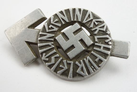 Hitler-Jugend metal Leistungs Rune Badge in Silver