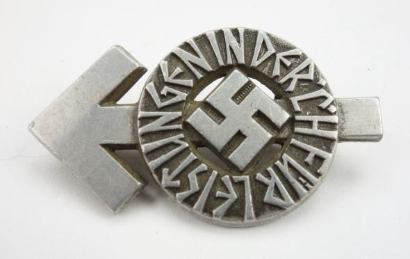 Hitler-Jugend metal Leistungs Rune Badge in Silver