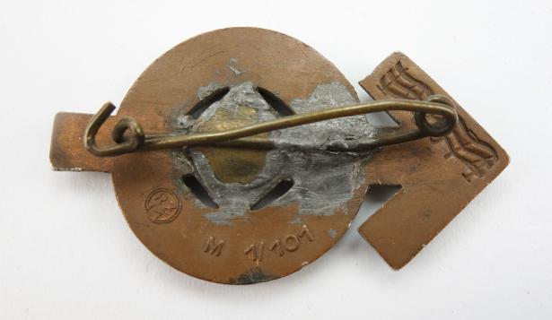 Hitler-Jugend metal Leistungs Rune Badge in Silver