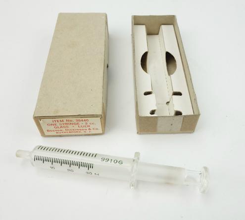US WW2 Medical Syringe in original clipboard Box