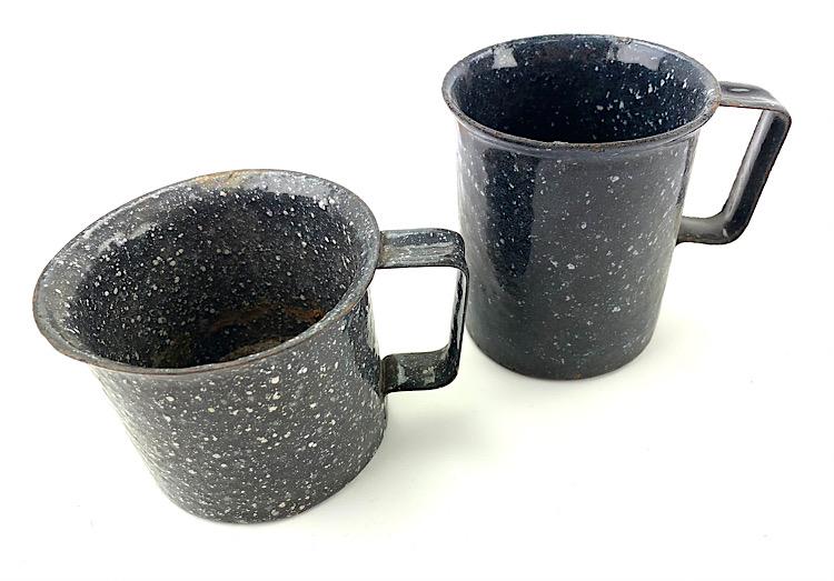 2 metal and enameled mugs made from 7,5 cm KwK Shell