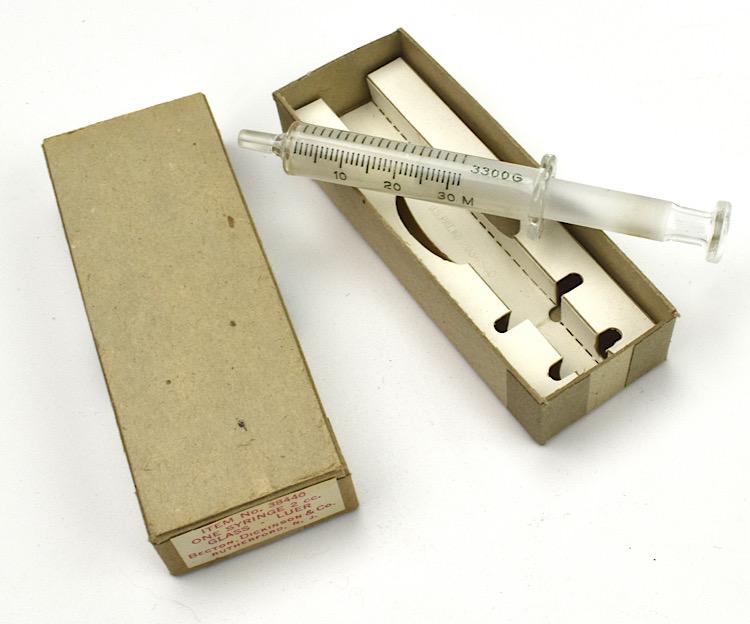 US WW2 Medical Syringe in original clipboard Box