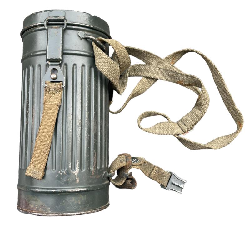 Wehrmacht M31 Gasmask in Cannister (Short Model)