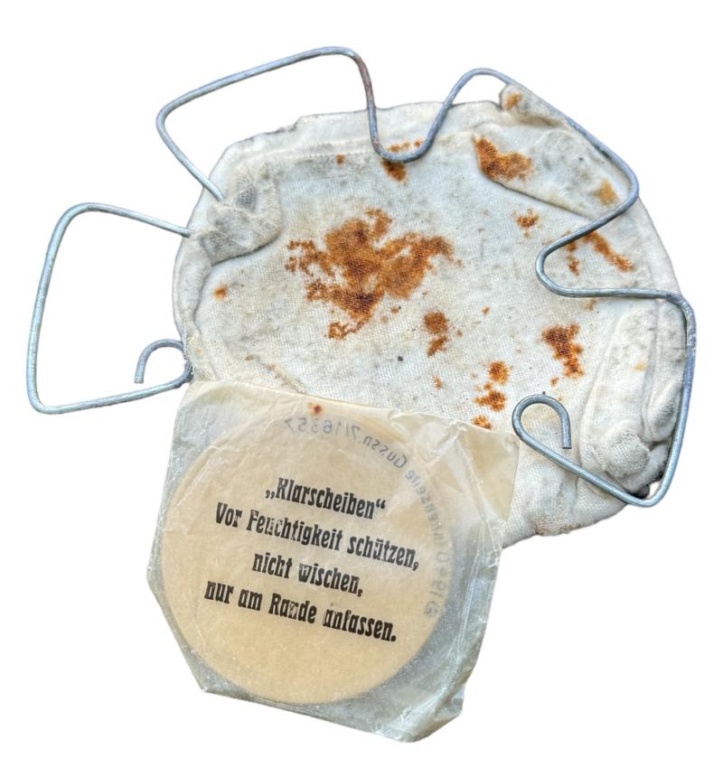 Wehrmacht M31 Gasmask Cleaning Cloth and Spring