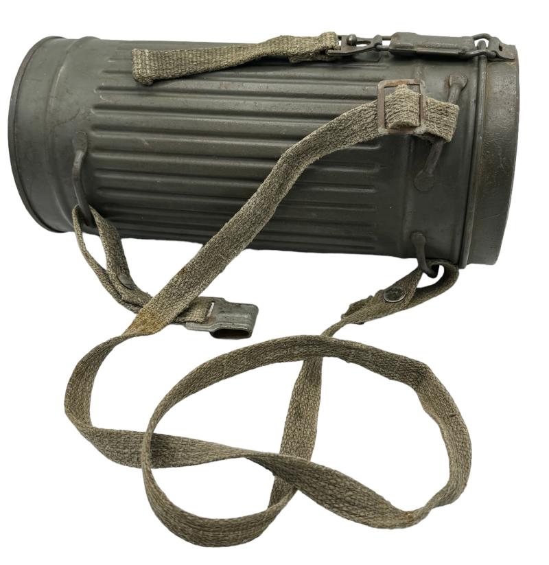 Wehrmacht M31 named Gasmask in Cannister
