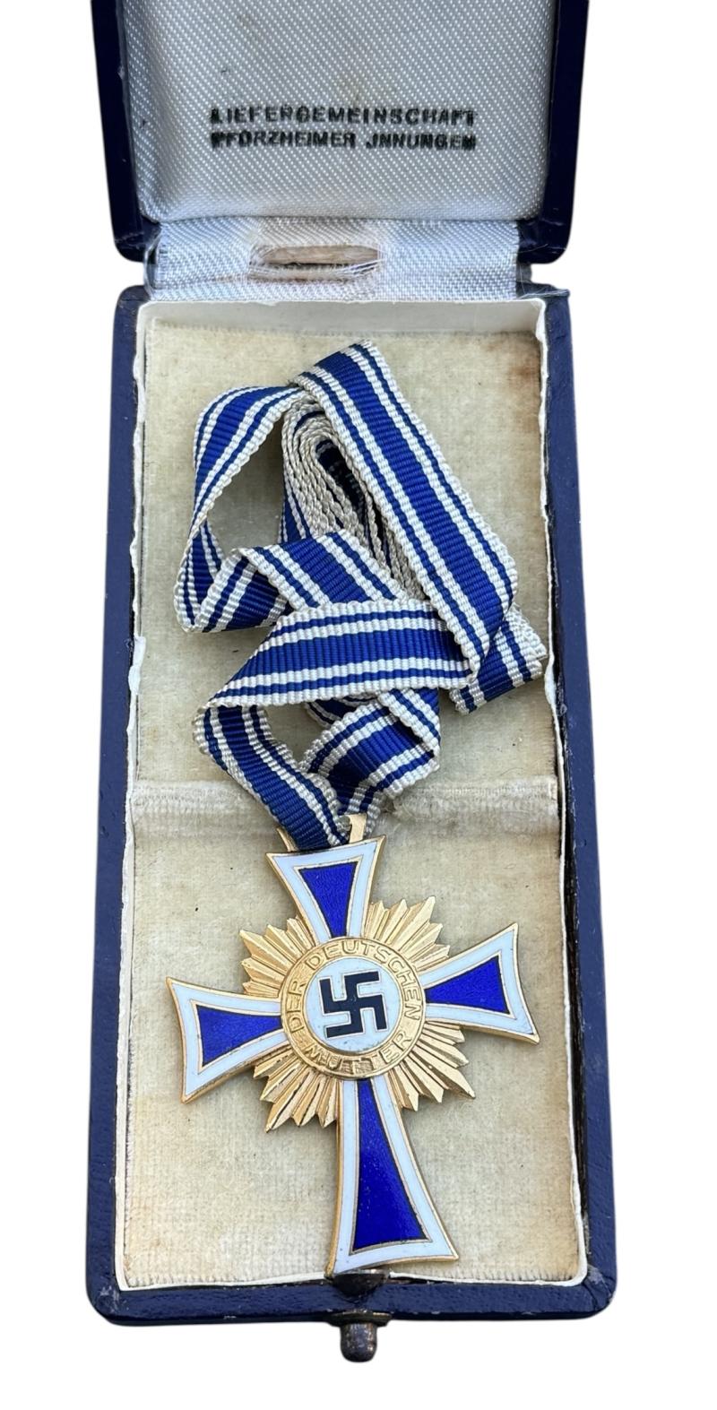 Mothers Cross in gold in Case