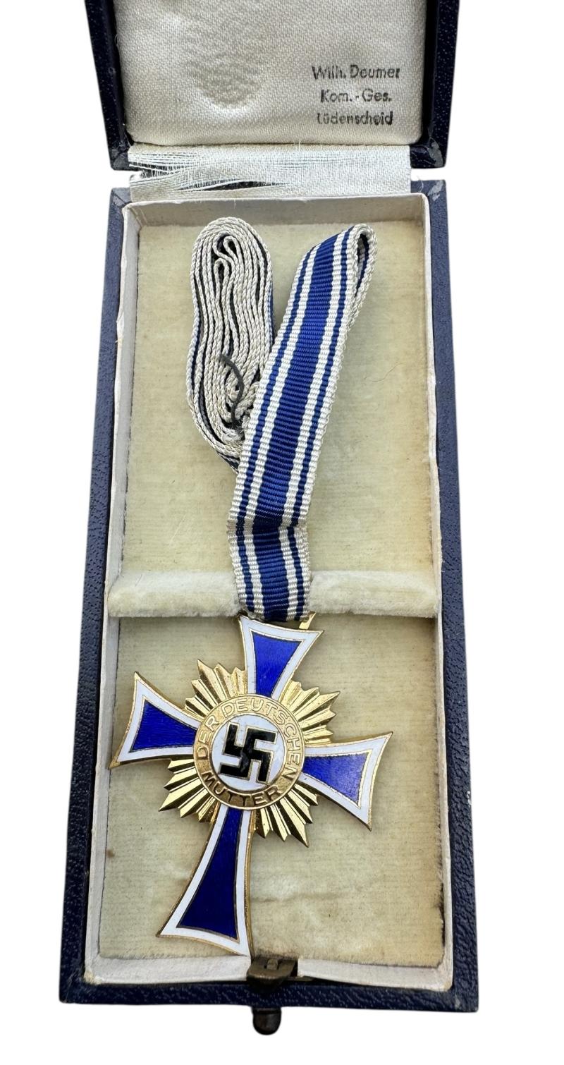 Mothers Cross in gold in Case