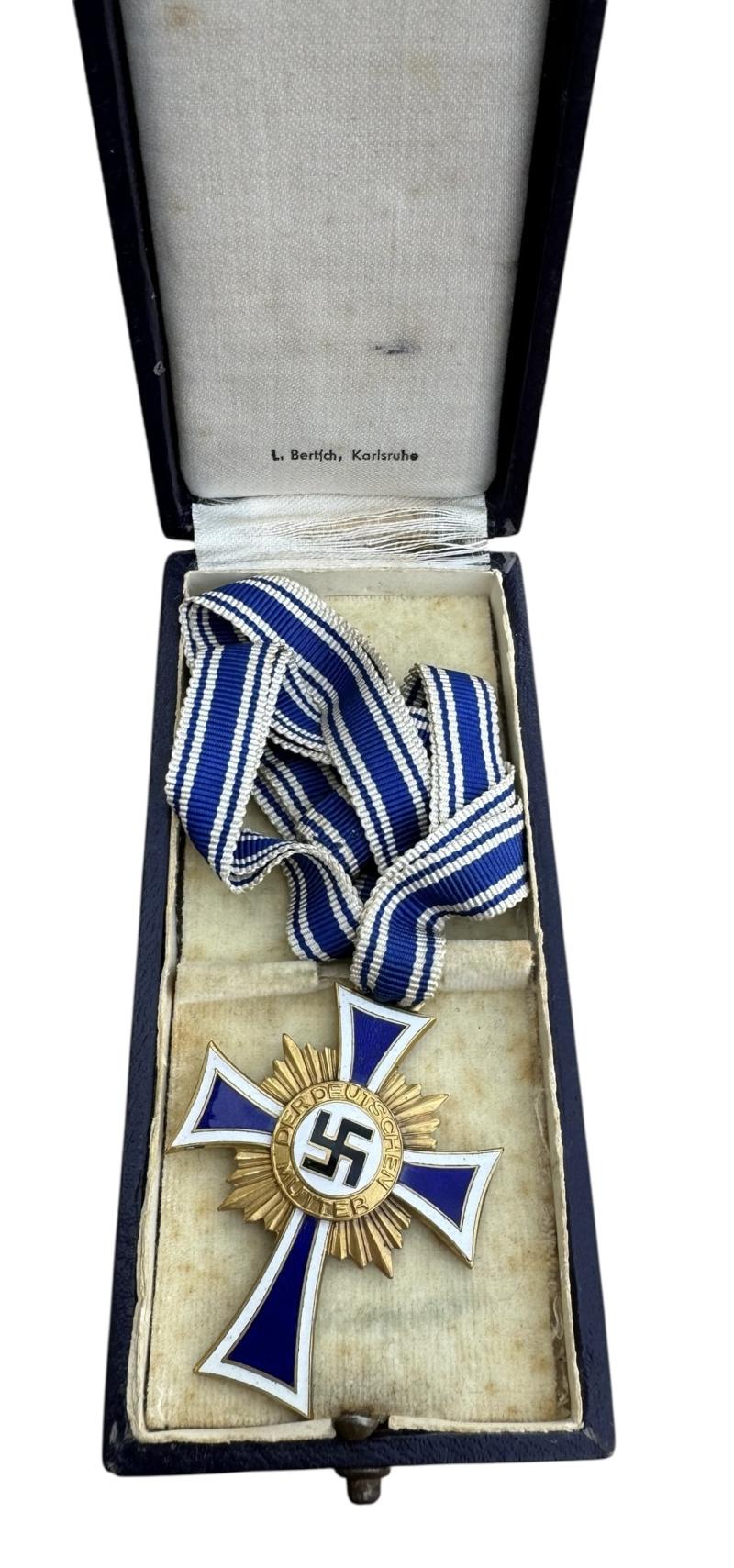 Mothers Cross in gold in Case