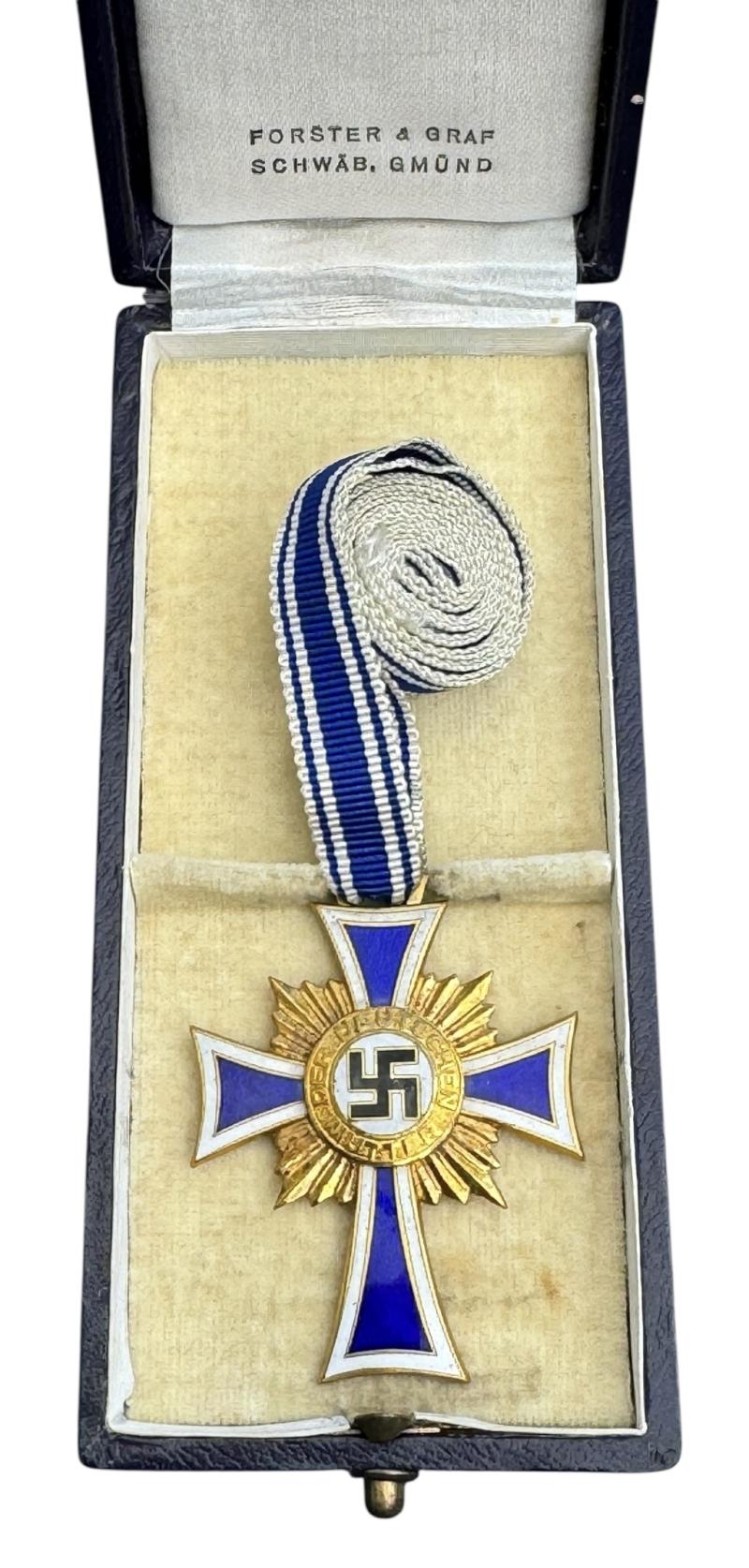 Mothers Cross in gold in Case