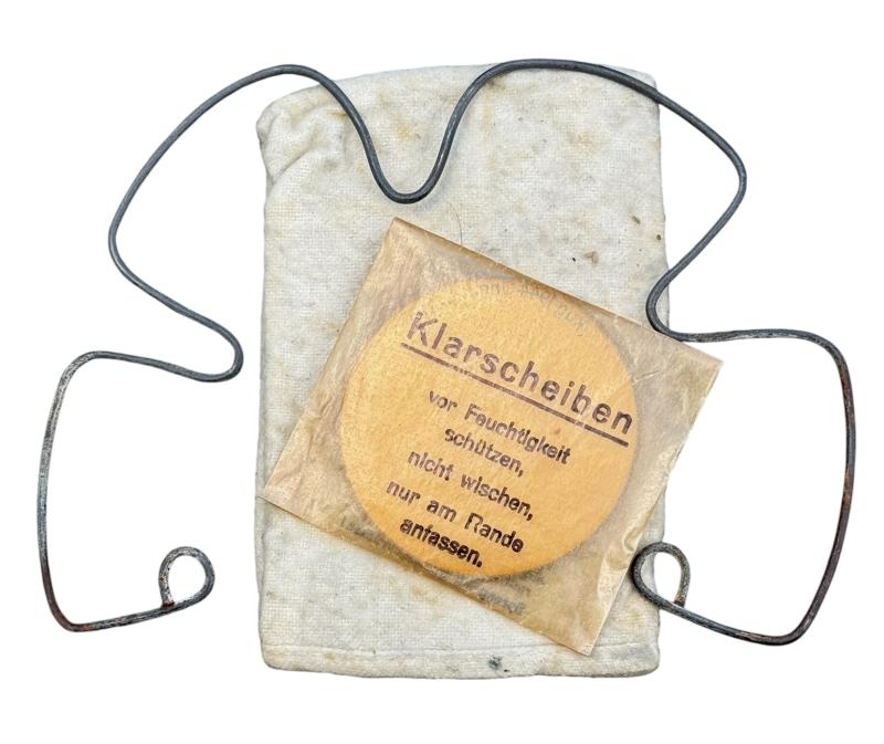 Wehrmacht M31 Gasmask Cleaning Cloth and Spring