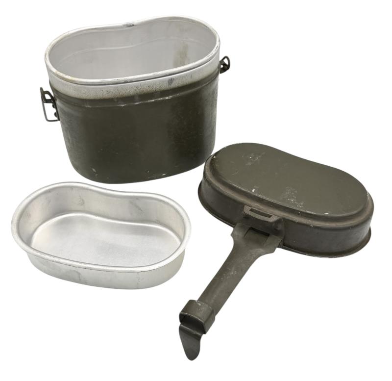 Wehrmacht M31 Mestin 1945 model with a cup