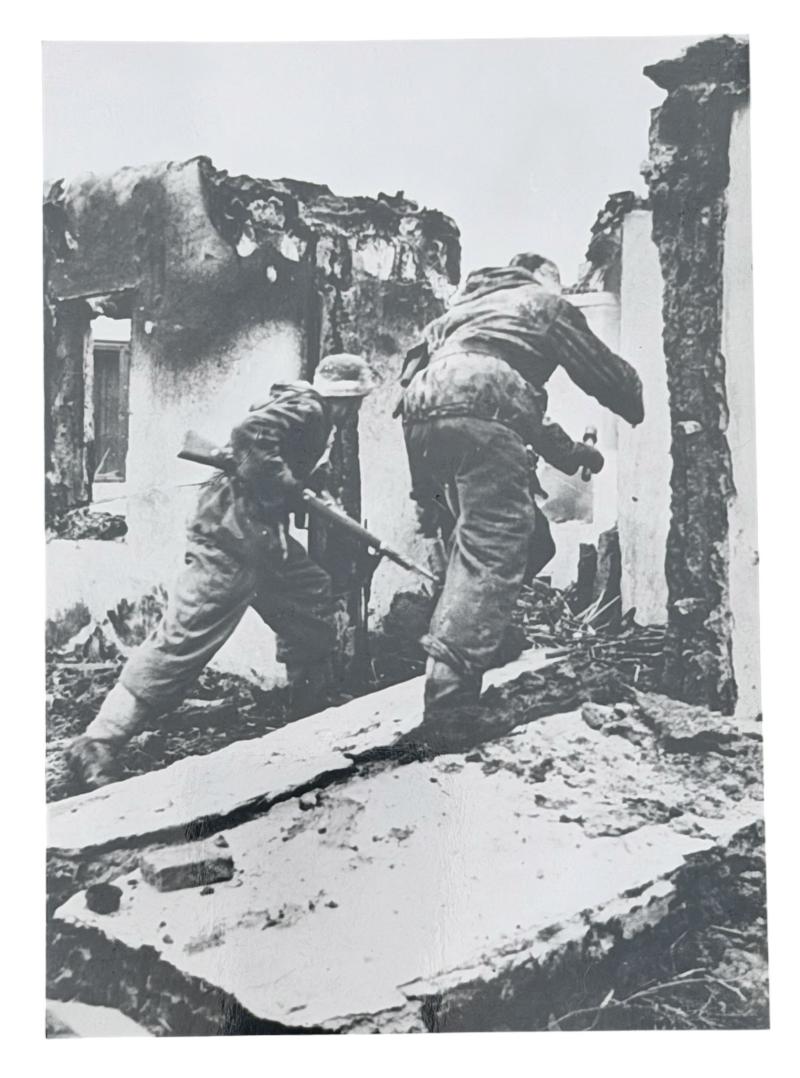 Very nice photograph of a Wehrmacht Soldiers in winter camo clothing in action