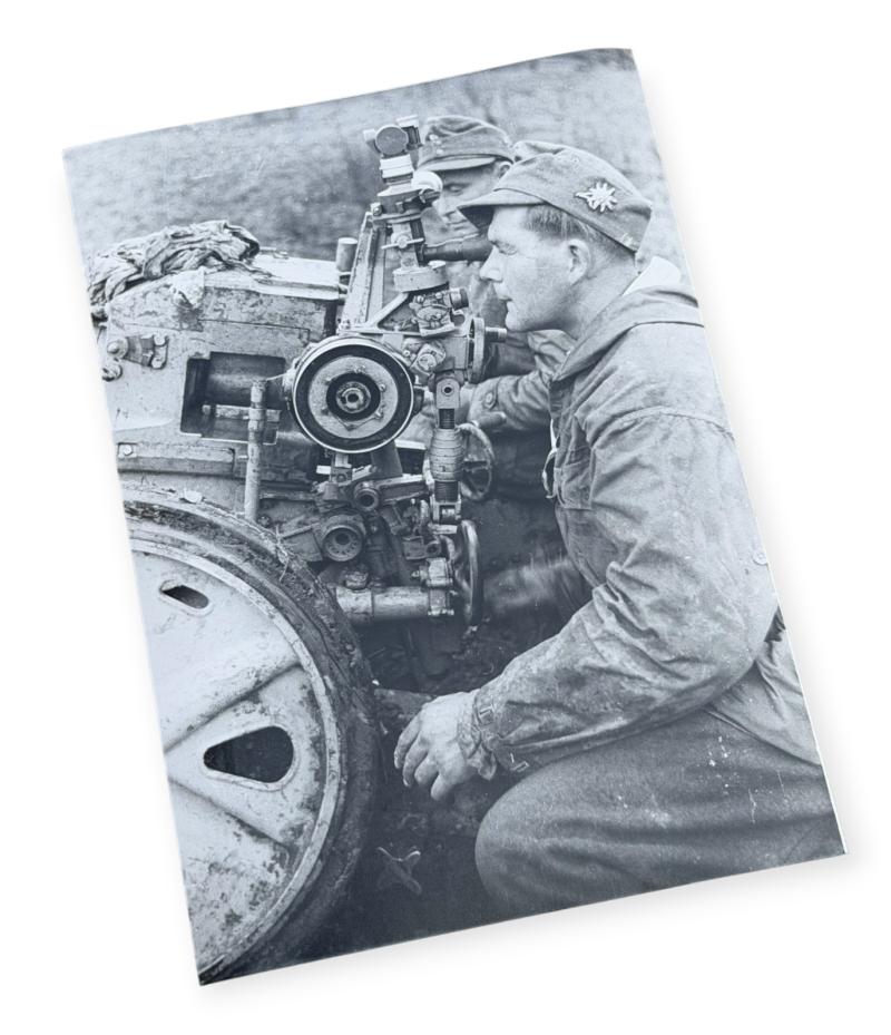 Very nice photograph of Wehrmacht Gebirgsjäger Soldiers behind a GBJ Artillery Gun